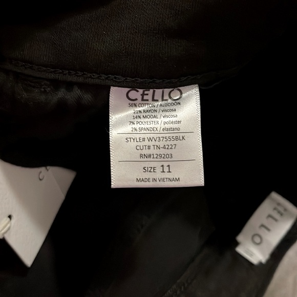 ☃️BOGO50%☃️ 🆕🖤CELLO: BLACK Flare Pull Up Jeans Size 11/30 - Picture 6 of 8